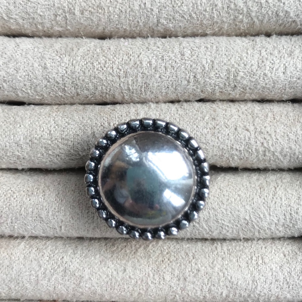 Round silver ring - Picture 2 of 4